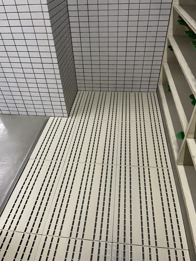 京田辺市田辺中央体育館様にカラースノコジョイントREを納めさせていただきました。