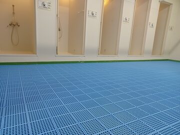 祖父江の森プール様、男子更衣室  ネパックマット ブルーを2720枚設置させて頂きました。