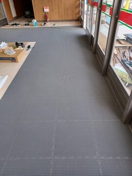 フィールコーポレーション豊橋あけぼの店様にちどり格子を納めさせて頂きました。