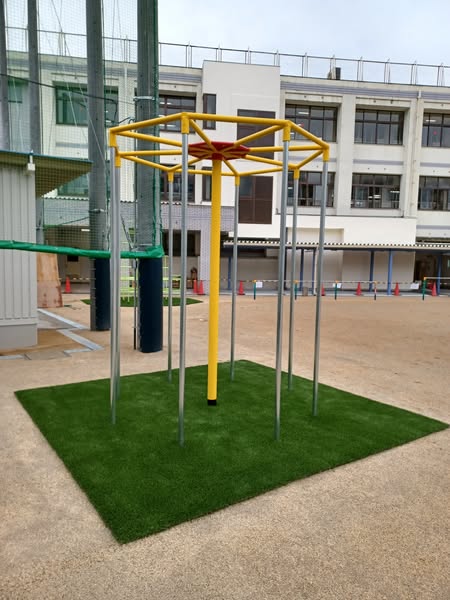 大阪市立海老江東小学校様に人工芝DP-35を納めさ頂きましました。