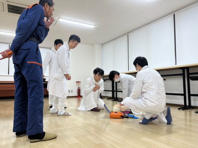 製造部門の従業員全員が京都市消防局「普通救命講習」を受講しました。