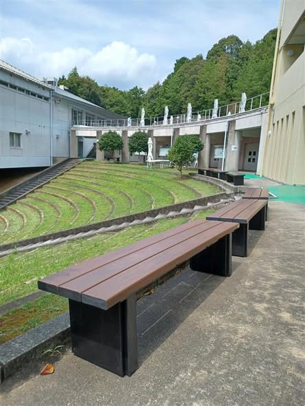 人間環境大学様にリサイクルベンチRB4を納めさせていただきました。