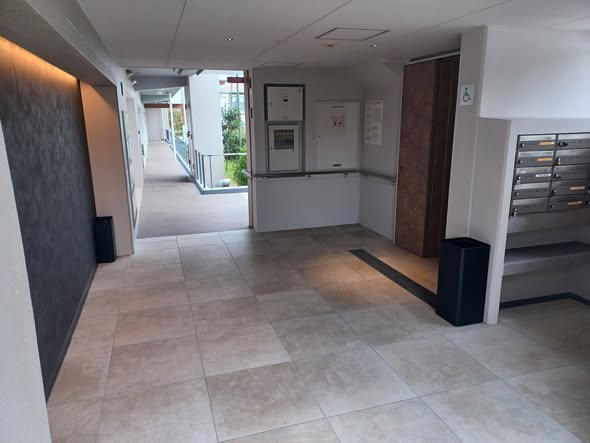 マンションのエントランスにMseries屑入S・Mseries消火器カバー、エレベーターにプロテクトシートを納めさせていただきました。