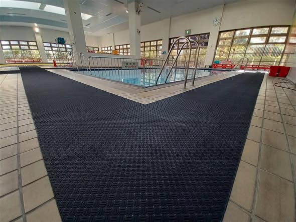 愛知県の富田北プール様にアルマットを納めさせていただきました。