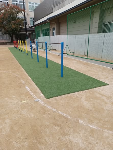 京都市立七条第三小学校様に人工芝DP-40Mを納めさせていただきました。