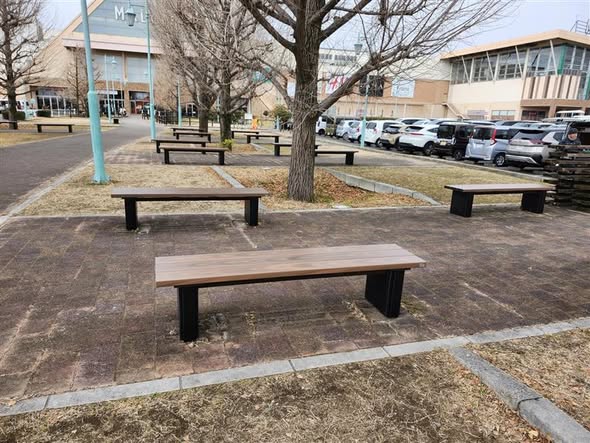 モレラ岐阜様にリサイクルベンチRB4を納めさせていただきました。