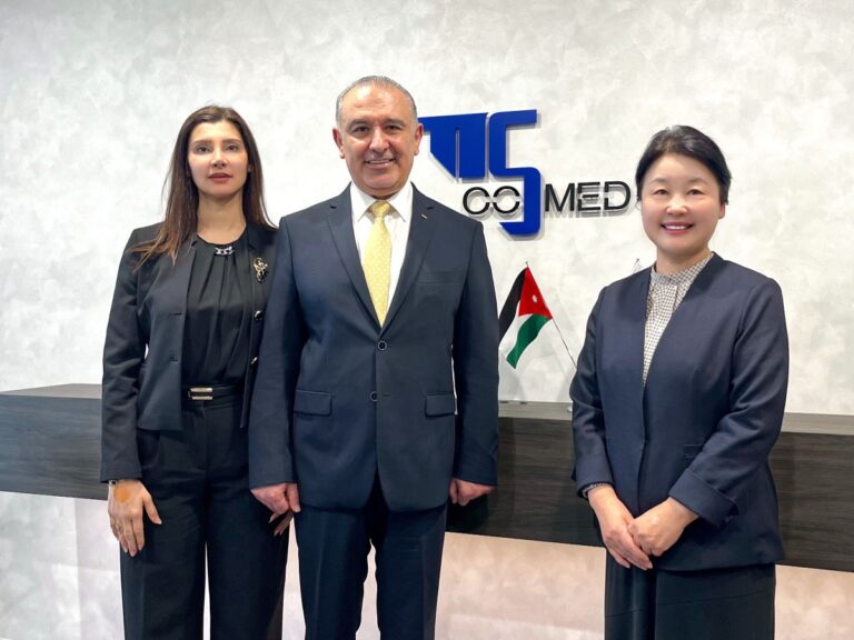 ヨルダン・ハシェミット王国駐日特命全権大使ナーセル・シュライデ閣下とラーシャ・アベンデ夫人がコスメディ製薬を訪問