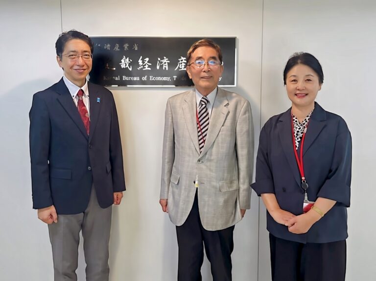 近畿経済産業局長を表敬訪問、春の叙勲受章のご報告と今後の技術開発について意見交換