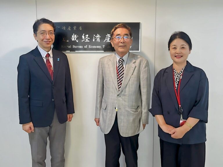 近畿経済産業局長を表敬訪問、春の叙勲受章のご報告と今後の技術開発について意見交換